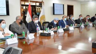 وزيرا التنمية المحلية والبيئة يناقشان منظومة المخلفات الصلبة وعرض شركة "انفيرون ادابت"