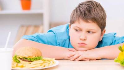 رئيس وحدة الغدد بـ "عين شمس" تطالب بتغيير النظام الغذائي لطلاب المدارس 