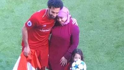 صلاح: لهذا السبب تسلمت زوجتي جائزة الحذاء الذهبي 