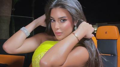 بالصور.. ياسمين صبري تؤدي مناسك العمرة