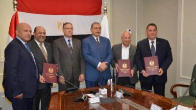 «سعفان» يشهد توقيع اتفاقية تحقق مزايا لعمال الشركة الشرقية «إيسترن كومباني»