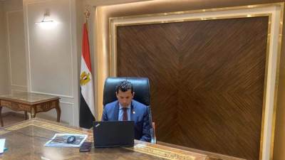 وزير الشباب يعقد اجتماعًا مع قيادات الوزارة بالعاصمة الادارية الجديدة