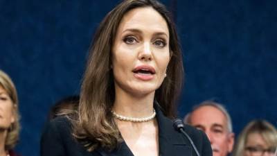 أنجلينا جولي تقارن محنة اللاجئين الأوكرانيين الهاربين بالسوريين