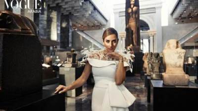 بإطلالة رومانسية.. أمنية خليل على غلاف مجلة "VOGUE"