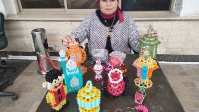 منال هندي تجيد صناعة مجسمات الخرز بأشكال وألوان تناسب أذواق الجميع (فيديو) 