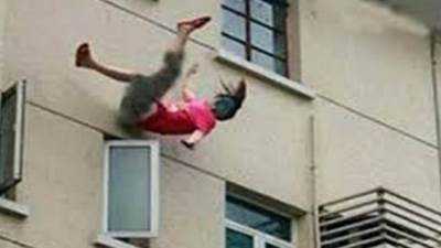 تحت تأثير المخدر.. رجل يلقي بزوجته وأولاده الـ 5 من الدور الأول 