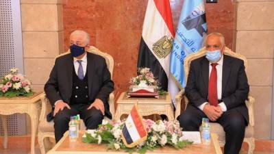 «شوقي» ورئيس الهيئة. للتصنيع يشهدان توقيع عقد بالتعاون مع بروميثيان الإنجليزية