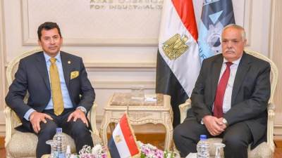 "صبحي" و"التراس" يبحثان الإستخدام الأمثل للطاقات التصنيعية المتطورة بالعربية للتصنيع