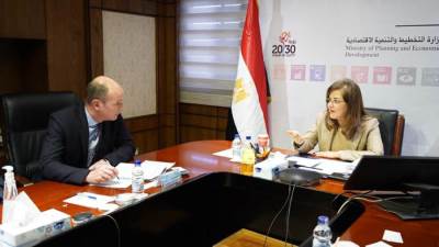 «السعيد» تلتقي وفد البنك الأوروبى لاستعراض عددًا من المشروعات