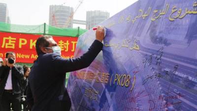 وزير الإسكان: الانتهاء من أعمال الهيكل الخرسانى للبرج الهلالى الشمالى بالعاصمة الإدارية الجديدة