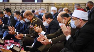 بالصور.. الرئيس عبد الفتاح السيسي يؤدي صلاة الجمعة بمسجد المشير طنطاوي 