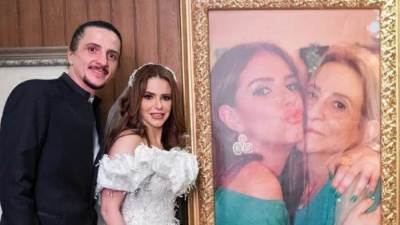 دنيا عبد العزيز تشارك مع متابعيها حزنها علي والدتها