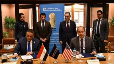وزير الشباب ورئيس الجامعة الأمريكية يوقعان بروتوكولًا لاستضافة ملاعب الجامعة