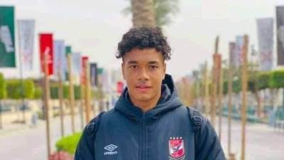 مدير قطاع الناشئين بالنادي الأهلي يواسي أسرة الفقيد "زياد إيهاب"