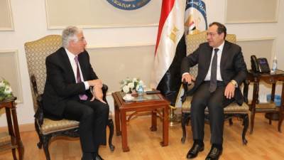 وزير البترول يبحث مع رئيس المؤسسة الدولية الإسلامية برامج التمويل للعام الحالي