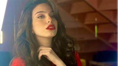 بالاحمر.. تشارك الفنانه صولا عمر أحدث اطلالتها