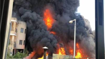 عاجل.. اندلاع حريق كبير داخل مصنع مواد كيميائية بـ كرداسة