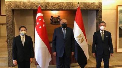 وزير الخارجية يلتقي بنظيره السنغافوري لبحث سبل تطوير العلاقات