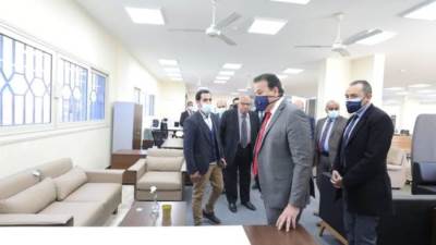 وزير التعليم العالي يتفقد معرض الأثاث المكتبي بجامعة القاهرة الجديدة التكنولوجية