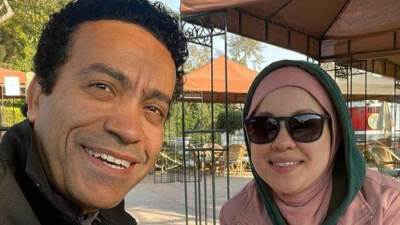 سامح حسين يغازل زوجته: "أنا والقمر جيران" (صور)