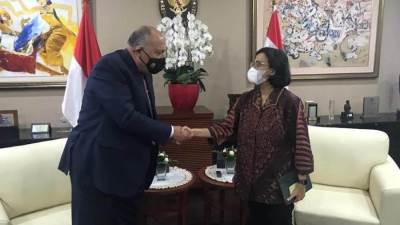 «شكري» يلتقي وزيرة المالية الإندونيسية لبحث التعاون الاقتصادي المشترك