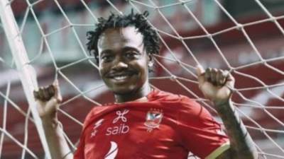 الجنوب افريقي «تاو» ينهي الشوط الاول بلمسات اقدامه السحرية 