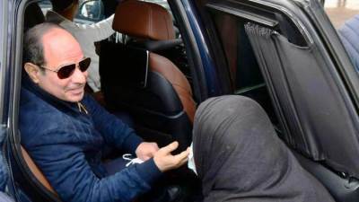 سيده مسنه للسيسي: «نزلت من السما وأنت استلقتني وربنا معاك»