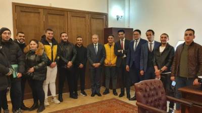 سفير مصر في موسكو يلتقي القادمين من أوكرانيا عبر الأراضي الروسية