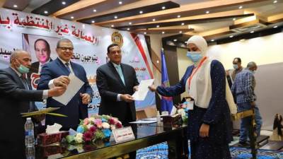 سعفان ومحافظ البحيرة يسلمان 5569 وثيقة تأمين تكافلى للعمالة غير المنتظمة