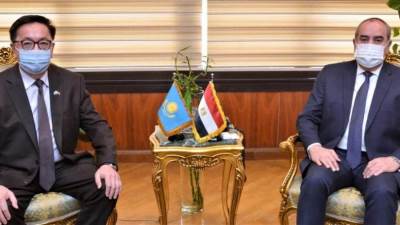وزير الطيران المدني يستقبل سفير دولة كازاخستان بالقاهرة