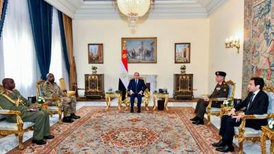 الرئيس السيسي يستقبل قائد القوات البرية الأوغندية لبحث التعاون