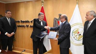 وزيرا العدل وقطاع الأعمال يشهدان توقيع بروتوكول لتدريب أعضاء الإدارات القانونية