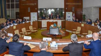 وزير قطاع الأعمال يعقد اجتماعا مع وفد أرباب" MEDEF" الفرنسية