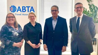 «العناني» يستعرض إجراءات تحقيق التنمية السياحية المستدامة وتحويلها لقطاع أخضر