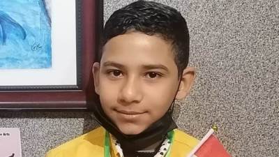 بيكاسو الصعيد.. طفل سوهاج الموهوب يبهر الجميع رغم تنمر معلمته 