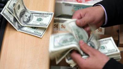 عاجل.. الدولار ينخفض أمام الجنيه في البنوك وشركات الصرافة