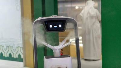 روبورتات الحرمين والحجر الأسود الافتراضي يجذبان زوار معرض خدمات الحج والعمرة