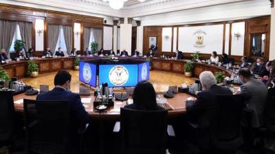 «مدبولي»: مستعدون لتوفير الأراضي للشركات الجادة لإقامة المشروعات ومنحها "الرخصة الذهبية"