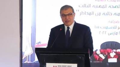 سعفان ومحافظ قنا يسلمان 10787 وثيقة تأمين للعمالة غير المنتظمة