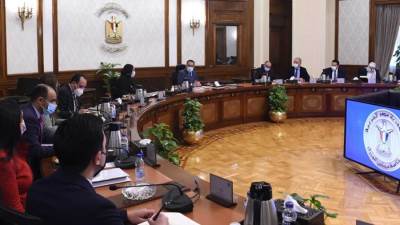 «مدبولي» يستعرض مع «جامع» ورئيس اتحاد الصناعات أولويات السلع ومستلزمات الإنتاج المستوردة