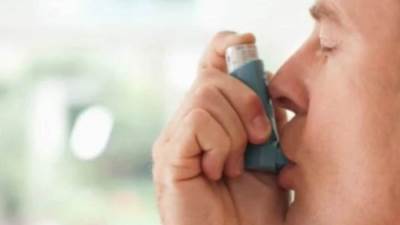 دار الإفتاء تثير الجدل حول بخاخة الربو.. ومغردون: "لا تفطر لأنها لا تصل للمعدة" 