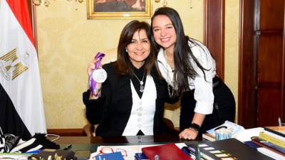 «مكرم» تستقبل أول مصرية حاصلة على الميدالية الفضية ببطولة العالم للرماية 