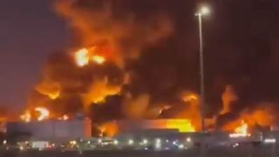 استمرار الحرائق في السعودية بعد قصف جدة من أنصار الله في اليمن