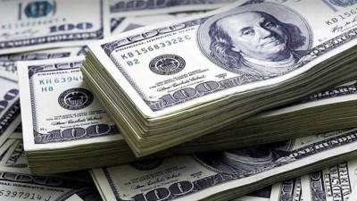 انخفاض سعر الدولار الأمريكي في ختام تعاملات اليوم