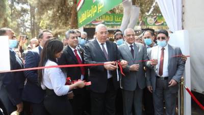 وزير الزراعة ومحافظ الجيزة يفتتحان معرض للسلع الغذائية بحديقة الاورمان