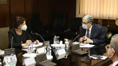 وزير الكهرباء يناقش مع بنك الإستثمار الأوروبى سبل التعاون