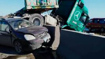 مصرع شخص وإصابة آخرين في حادث على طريق قنا الصحراوي 