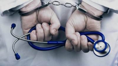 ضبط وحبس شخص انتحل مهنة الطب وأجرى عملية جراحية بالإسكندرية