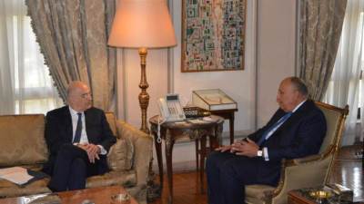 وزير الخارجية يستقبل نظيره اليوناني لتعزيز التعاون الثنائي 