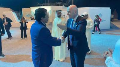 وزير الرياضة يلتقي رئيس الفيفا على هامش قمة الحكومات بدبي